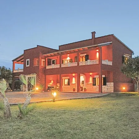Awesome In Port Dalcudia With Kitchen